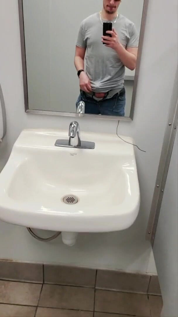 Ballbuster boi: Mladý Self Ball Buster honí své koule ve walmartské koupelně