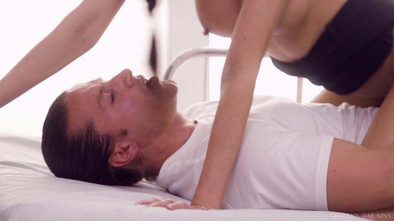 Modern-Day Sins: Modern zamanların günahları - büyük memeli üniversiteli hemşire öğrencinin sikini elle muameleyle tedavi...