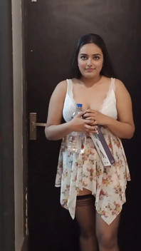 Tamu hotel India ngentot sama gadis layanan kamar seksi, dia minta berhenti ngentot, video bahasa india