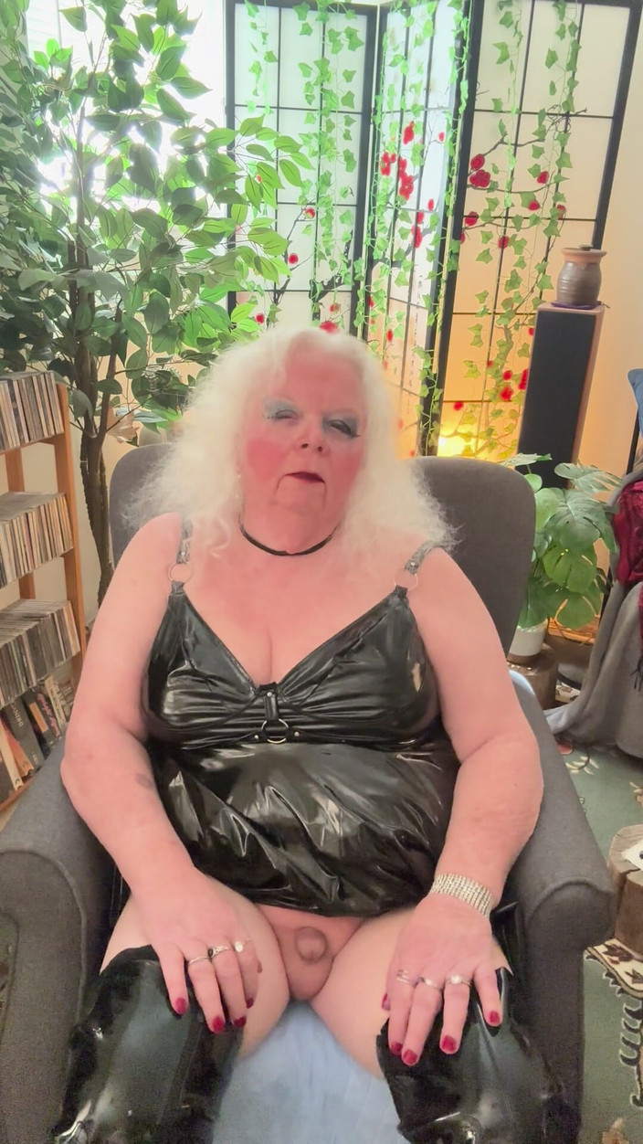 Constance: रंडी, सारांश, मूतना, धूम्रपान