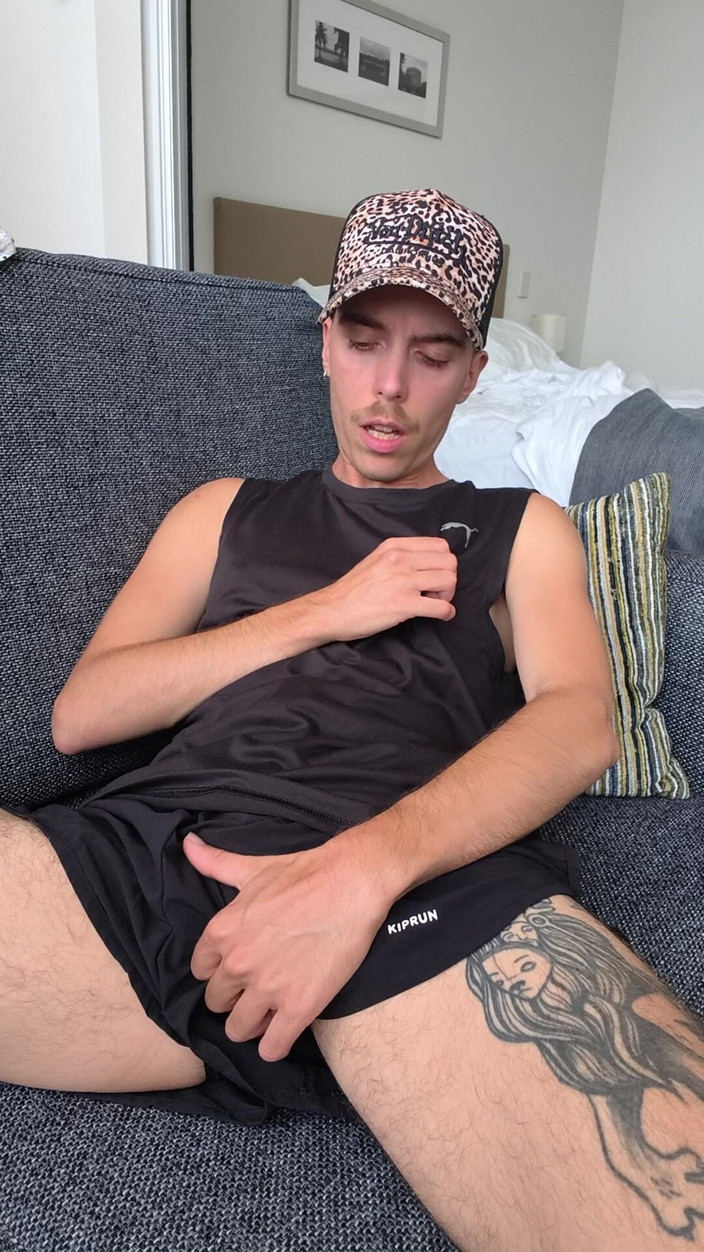 Cobalt FTM: Возбужденный FTM дрочит в шортах и кроссовках