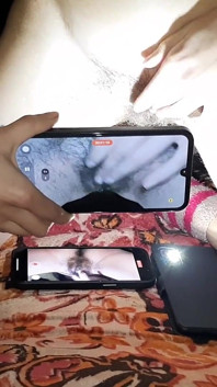 Guardo la mia sorellastra mentre fa un video per un sito porno e si masturba
