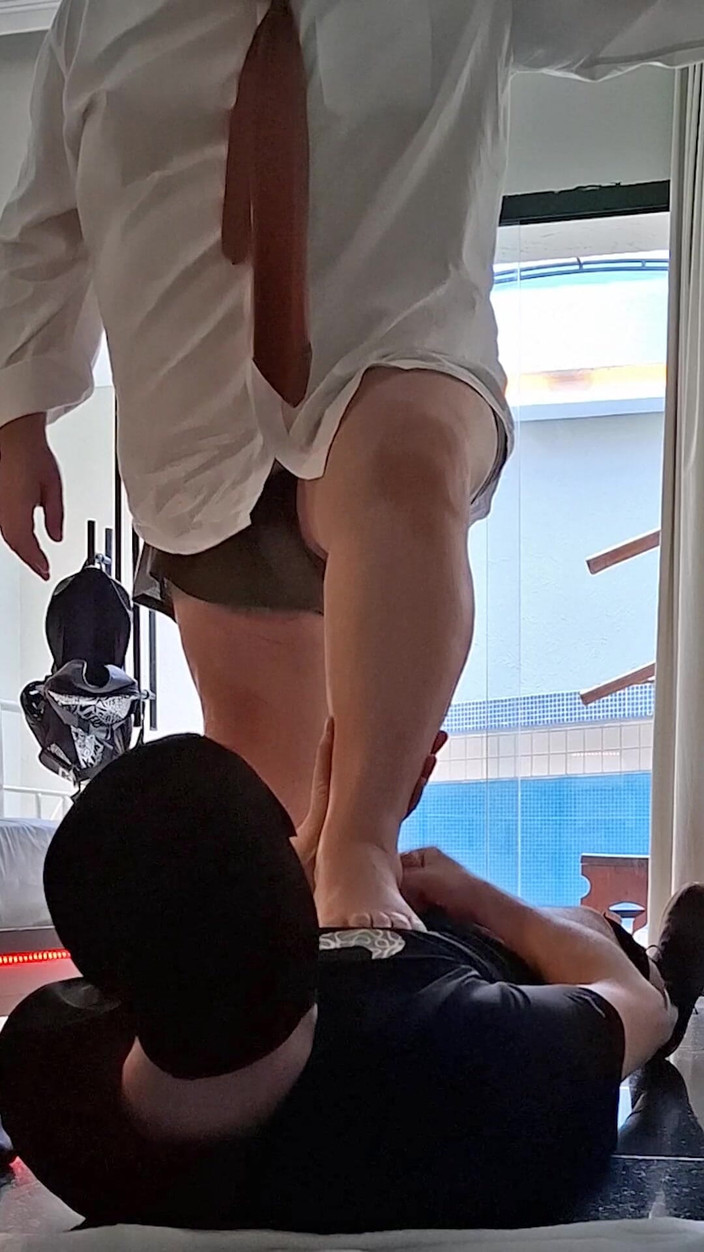 Combat and fetish: Bos besar memberikan hukuman kepada karyawannya