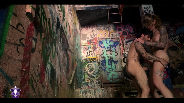 Gray Perrier: 变性女孩在一个废弃的动力装置中公开操一个变性人