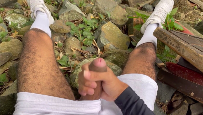 vergar4_daviid: Fotbalista skončí tréninkem a za opuštěným domem je udělána brčko