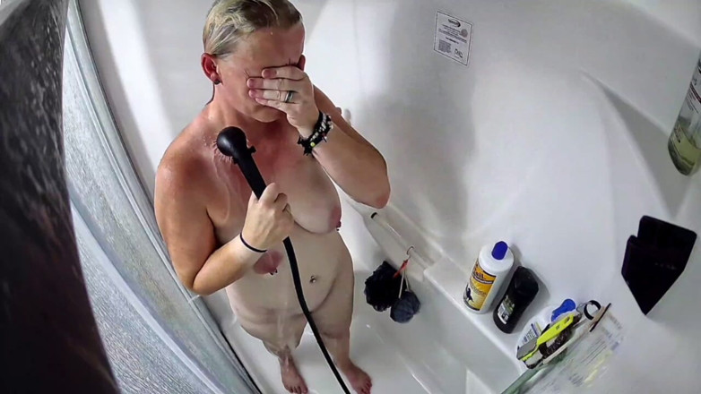 KittieNoOne: Geile vrouw masturbeert onder de douche