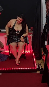 MILF Dominatrix menjolok pantat hamba ternganga mendalam