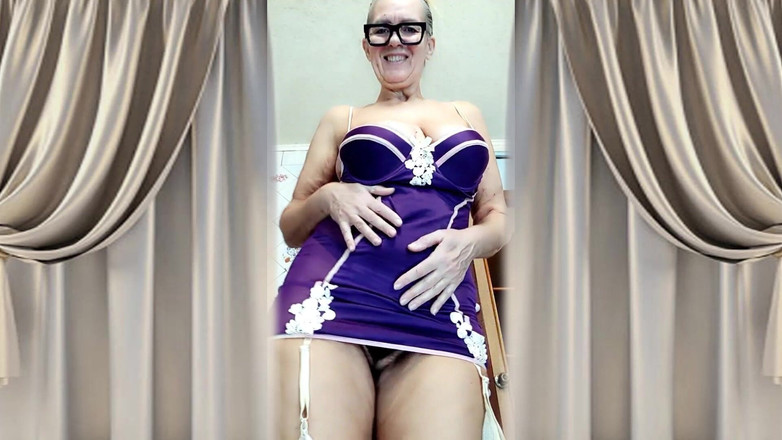 Lukerya: 在厨房里调情