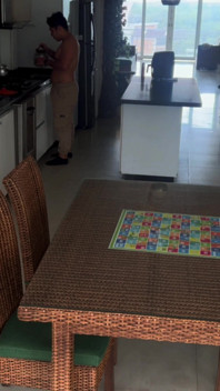 Aşkla yemek pişirdiğinde seks ve sikiş var