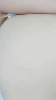 Quente Gina relaxa sua buceta usando um vibrador