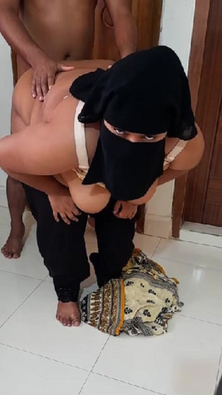 Aria Mia: Beccata a masturbarsi in hotel