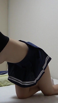 Gadis Jepang dengan celana dalam thong wedgie membersihkan apartemennya sambil berkali-kali memperbaiki toket besarnya yang mencuat dari kaosnya