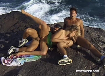 Private Classics: Lydia llena todos los agujeros en un trío en una...