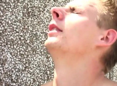 Bareback TV: Twinks seksi di atas bumbung