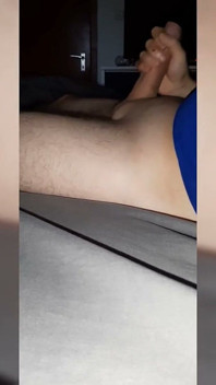 Grote blanke pik wordt afgetrokken totdat ze klaarkomt 2