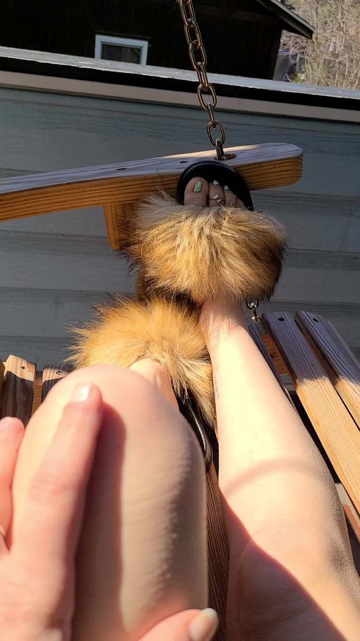 Raven Willow: Pies de muelle peludo se deslizan