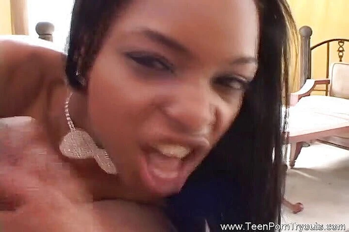 Teen Porn Tryouts: Zenci genç kızın yüzüne bakış açısıyla püskürtülüyor