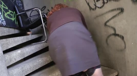 La moglie troia si mette in mostra per eccitare il marito voyeur!