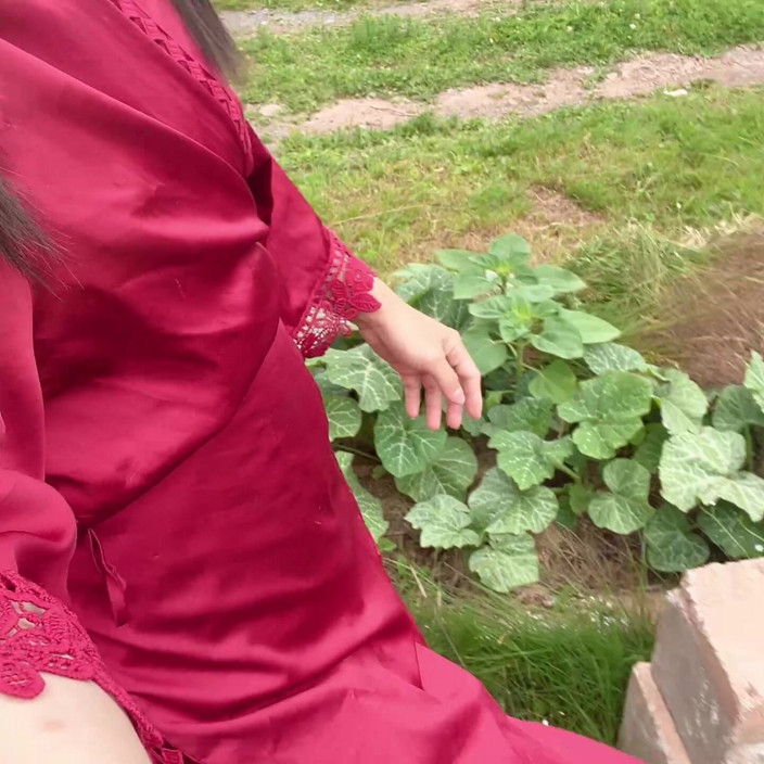 sweethanajapanese: Berkebun di luar keseronokan kencing