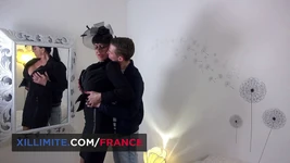 Une cougar à gros nichons cherche des garçons