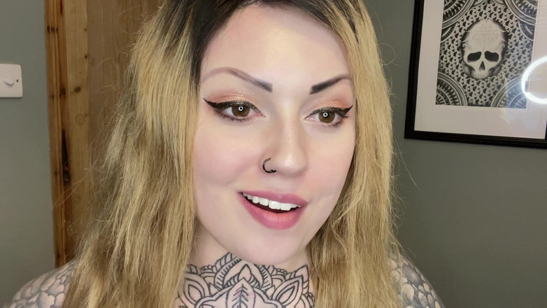 Miss Valentina: Seja minha escrava em casa