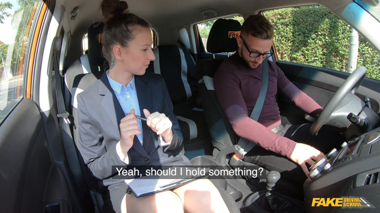 Fake Driving School: 落ち着かせるために私の秘所を舐めて