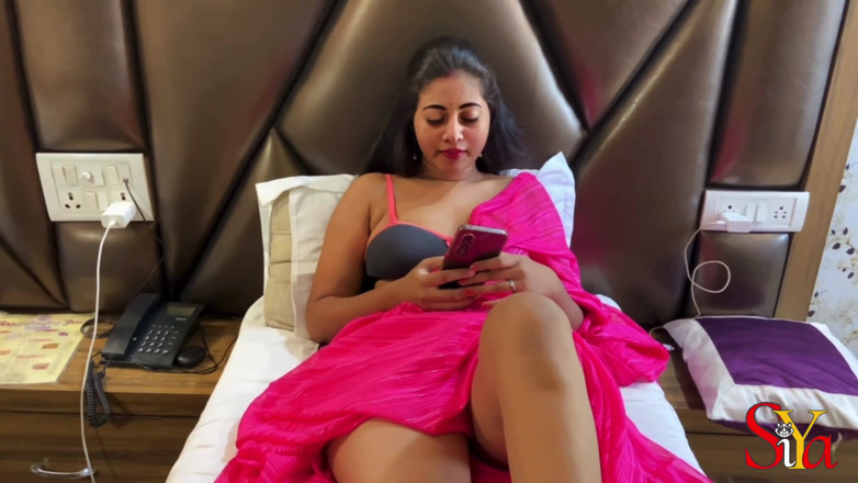 Vicky Siya: Desi sexig bhabhi knullad när man pratar med sin man