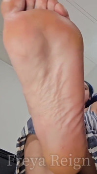 POV uctívá nohy obryně, aby tě nesežral živý