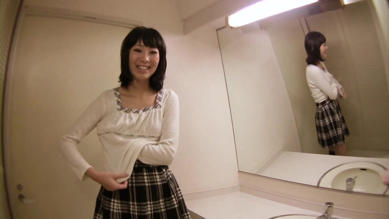 Asian Mature Climax: สาวเอเชียผมสีน้ำตาลหน้าอกเล็กดูดควยในห้องน้ำ