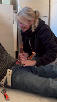 Cô vợ nóng bỏng thổi kèn cho thợ sửa ống nước trong nhà bếp của tôi