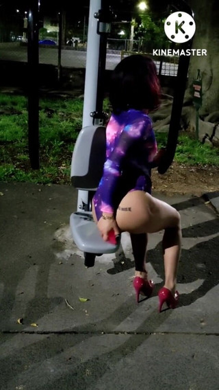 Traviezisha: Sissy Ćwiczy (jej dupek) w siłowni w parku publicznym (z wibratorem) Następnie zostaje...