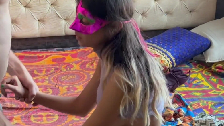 YourDickSucker: Quando a namorada tímida mostra seu corpo
