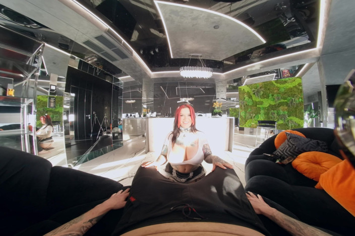 Inked Vr: Velká prsa MILF francouzská služka ošukaná svého šéfa