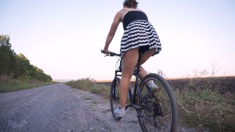 Teasecombo 4K: Esibizionismo nel culo mentre cavalca una bicicletta sotto la gonna