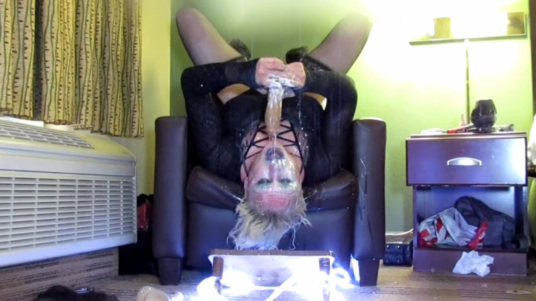 Ass destruction of a hetero sissy slut: Vibrator neglijaculat în gât