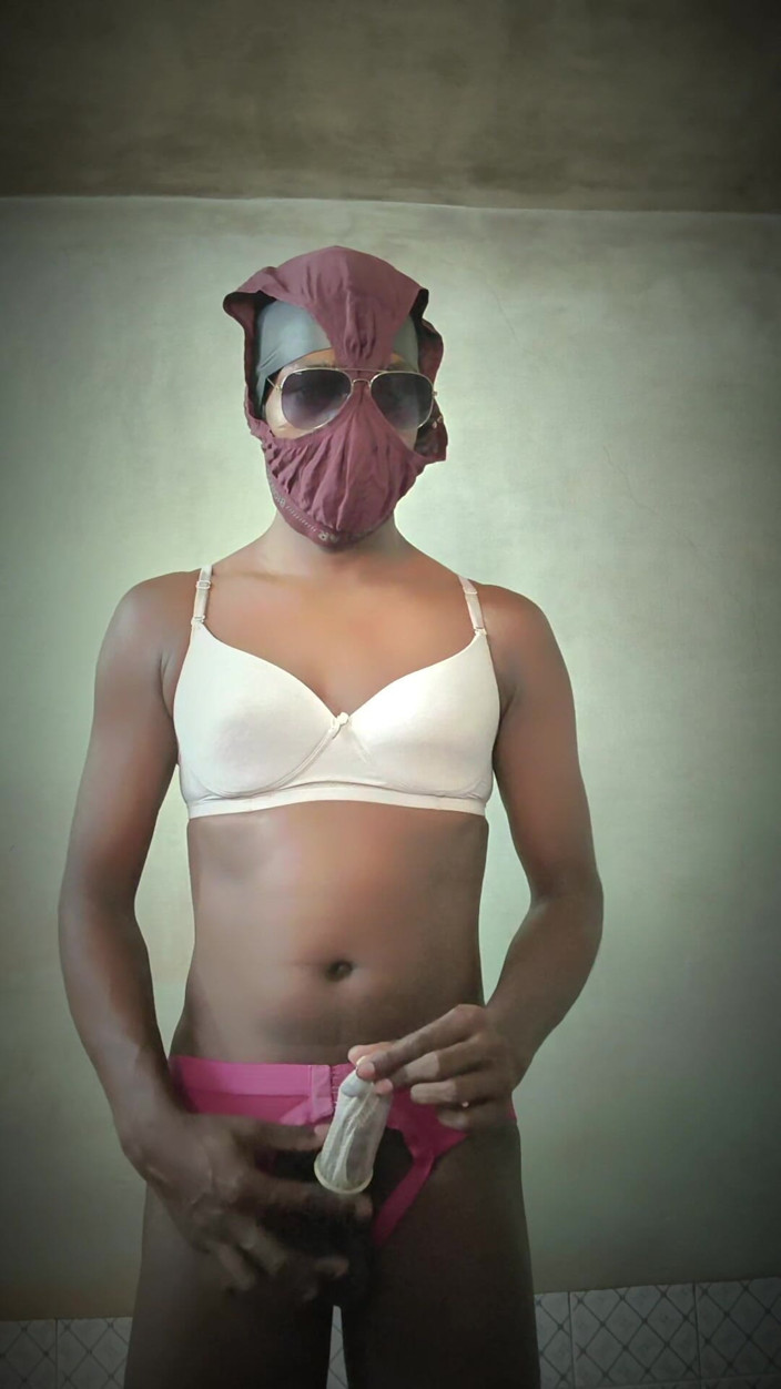 TS Azzy: TS Azzy melakukan melancap handjob sendiri dengan kondom