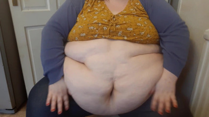 SSBBWLadyBrads: Cewek super semok lagi asik mainin perutnya sampai bergeliat