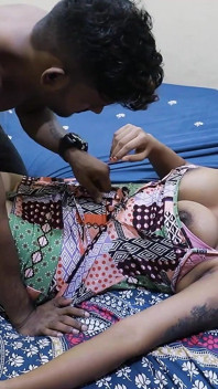 COPPIA SEXY SCOPATA IN STANZA E IL LORO PATRIGNO VIENE E SI UNISCE PER SCOPARE DURO