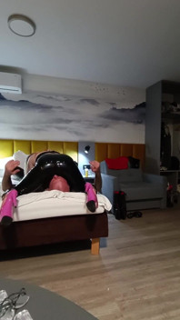 Göttin katrix in latexhosen-provokation