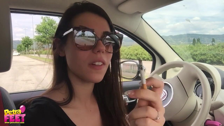 Smokin Fetish: Ateşli genç kızla arabada sigara içiyor