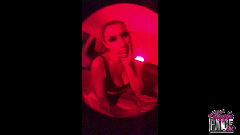 Kayla Paige: Kayla Paige, моя кровать в красном!