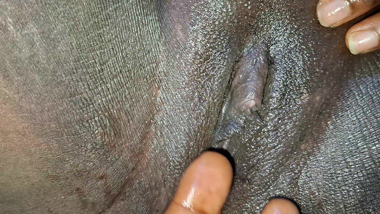 BMCs: Il mio dito sta lavorando meraviglie sulla mia sporca figa...