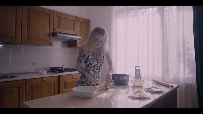 Karneli Bandi: Questa ragazza eccitante ha fatto più di una pizza