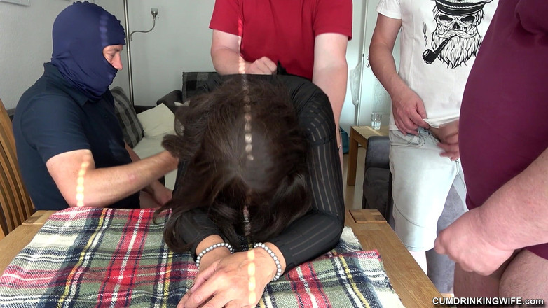 Cumdrinking Wife: Gangbang avec de nombreux mecs pendant que mon mari me...