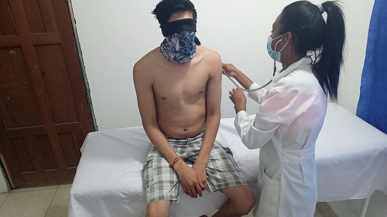 NEGRITA SEXY: Llevo a mi hijastro a un centro de masajes para...