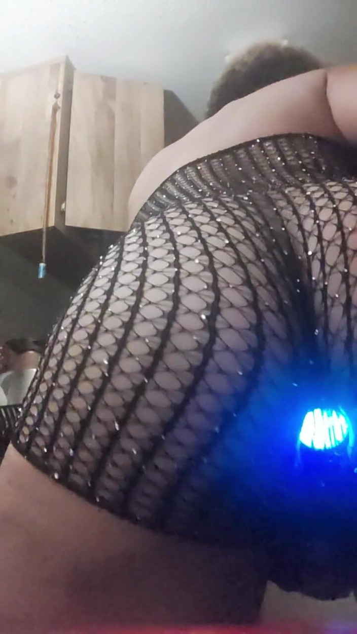 KNKY Bee: ネット入りランジェリーとLEDプラグを着たビーがトゥワークしている