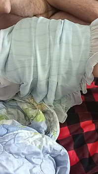 Erotická masáž se sexy amatérským párem. Latina s velkým zadkem, Velká prsa, Chlupatá kundička.
