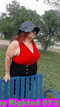 Sexy krankenschwester Vicki geht im park, blankziehen und neckt dich