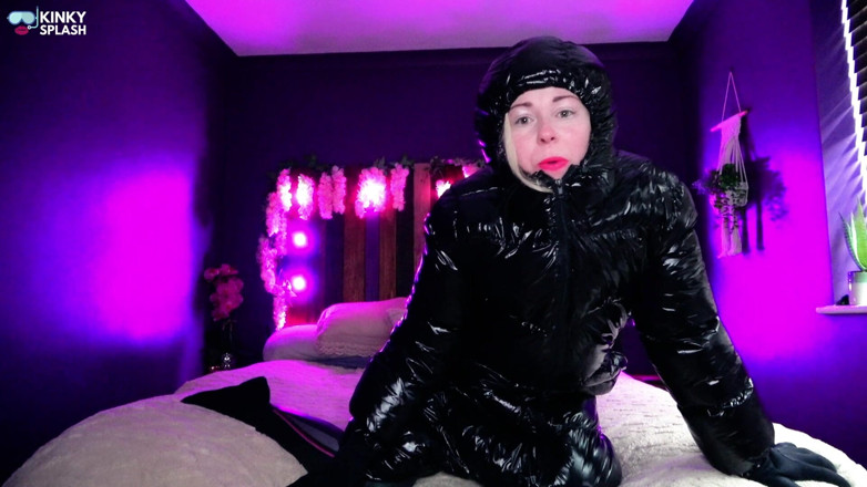 UKCuteGirl Lucy Lauren: Błyszcząca kombinezon sukubu atakuje twoje łóżko, aby cię osuszyć