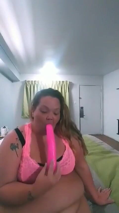 Kimmywetwet: Cewek semok ini muncrat di dildo ukuran raksasa
